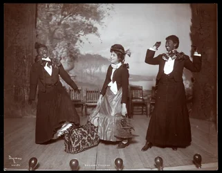 Eine Szene aus The Junior Show, einer Amateurproduktion präsentiert von Unterklassen an der Barnard College, New York, 1905